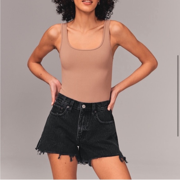 Abercrombie Mid Rise The Boyfriend Short in Distressed Black - Picture 2 of 7